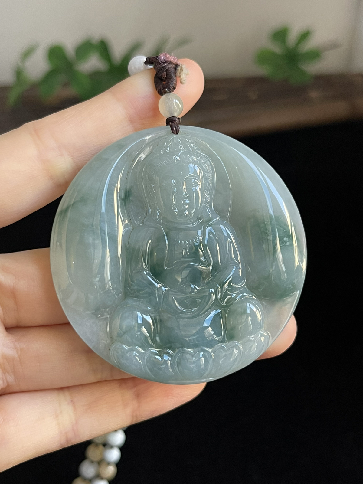 翡翠糯化种飘绿吊坠，配珠未测