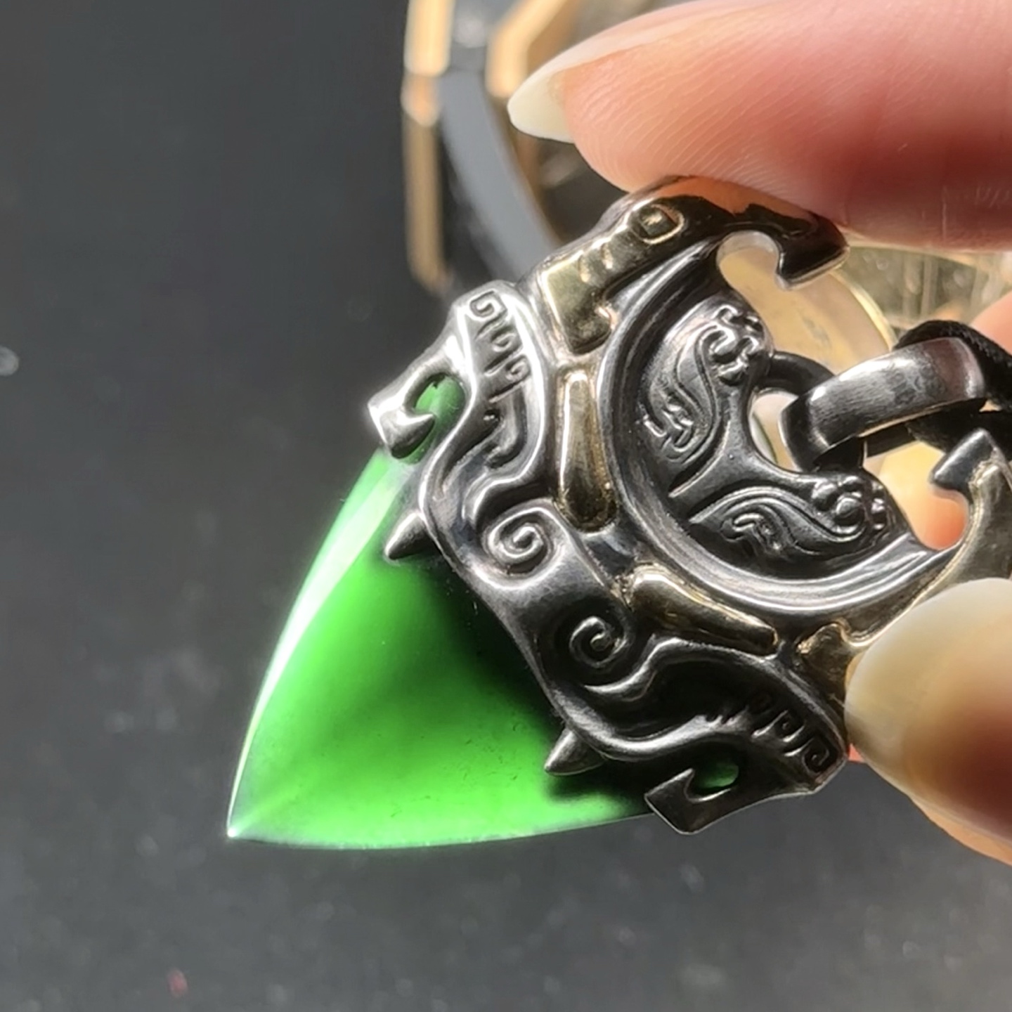 精品墨翠特色吊坠 镶嵌材质黄色的是18k金 银色部分是952银 种好色正 个性独特 打灯通透 油性十足