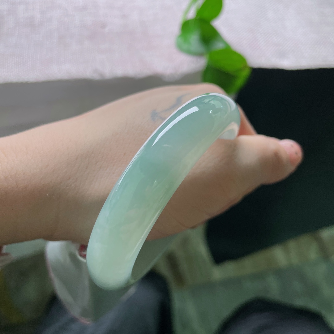 56.9/13.8/8.6，无裂，冰透晴水翡翠镯莹润起胶，清浅柔绿自带温婉气韵，上手高贵典雅尽显东方雅致。ss52438a。