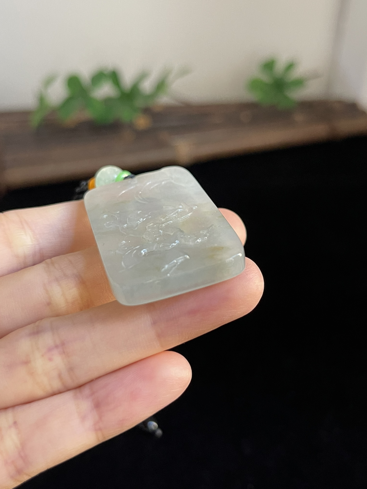 翡翠冰糯种淡黄色吊坠，配珠未测