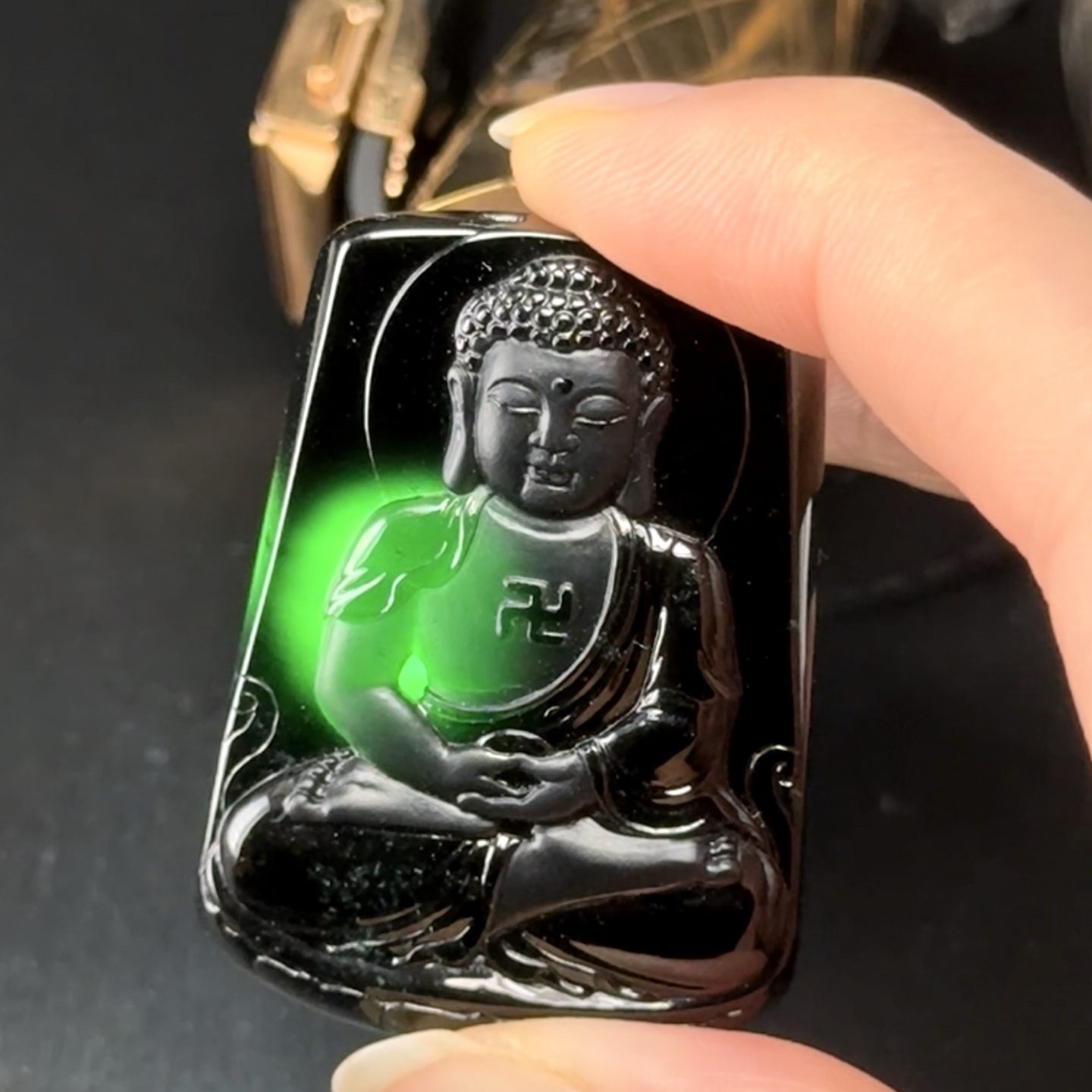 精品墨翠大日如来 种好色正 黑度极好 打灯通透 油性十足 性比超高