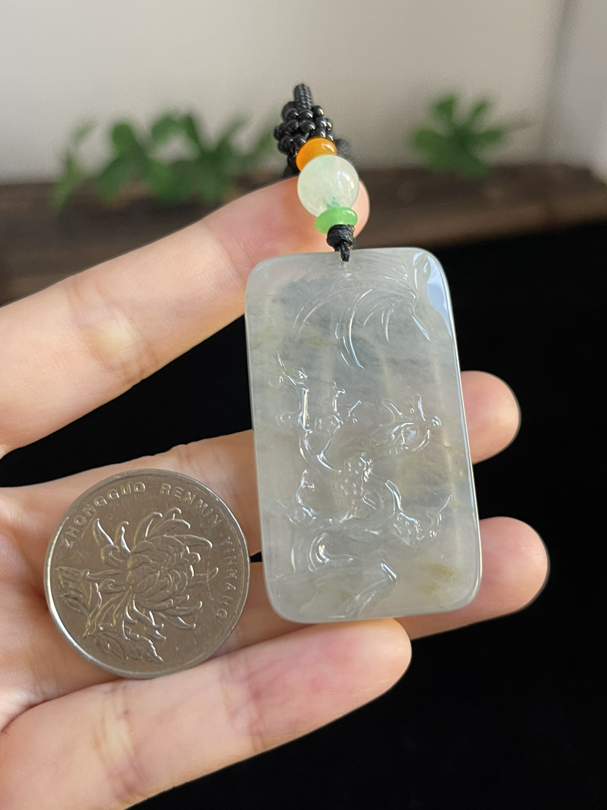 翡翠冰糯种淡黄色吊坠，配珠未测
