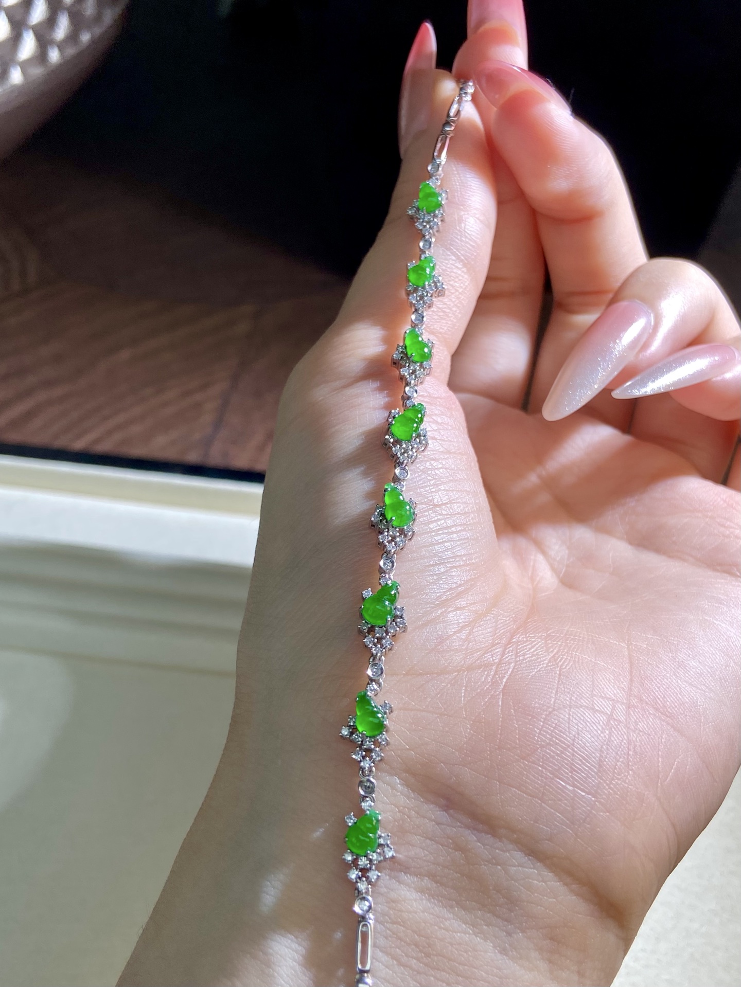 冰种阳绿葫芦手链，尺寸精致又年轻，贵气度刚刚好，把葫芦的灵气完全衬出来，上手温婉显贵：11.4-6.