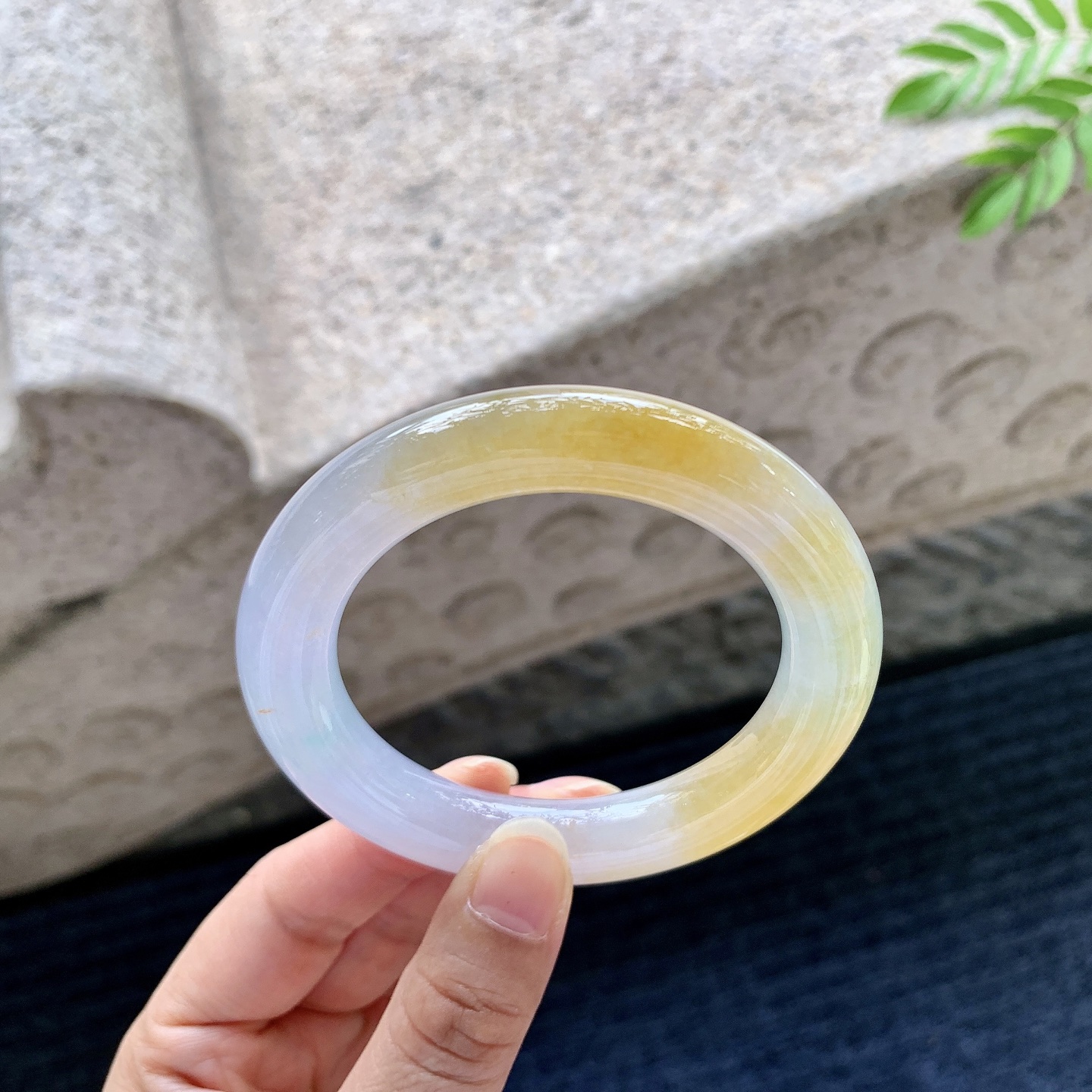 圆条53 54，圈口54.1/10.6/11，编码BA071003，描述冰糯飘黄翡，水润，种老，细腻，有纹线