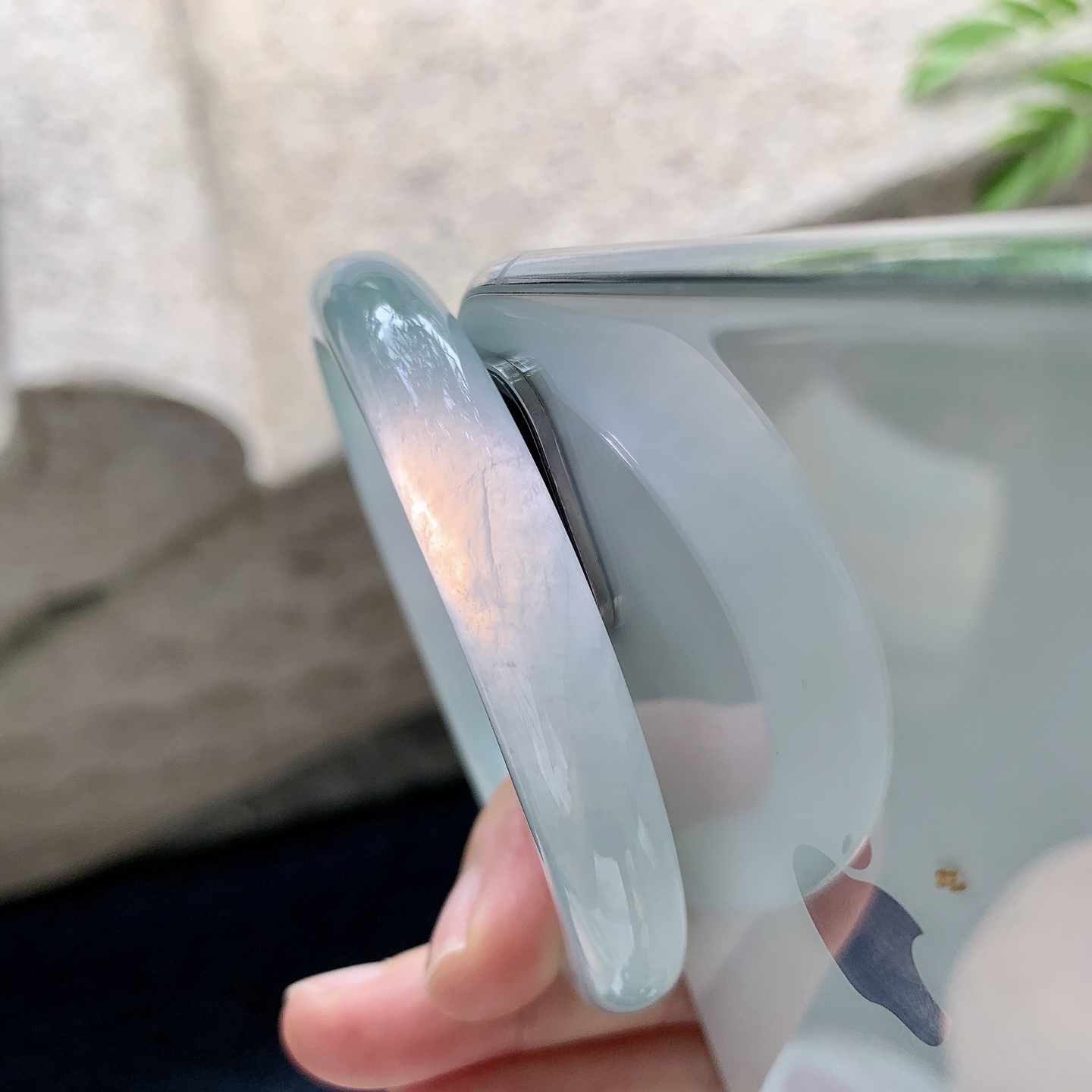 圆条53 54，圈口54.9/9.7/9，编码LX071024，糯冰飘绿，水润，种老，细腻，有纹线