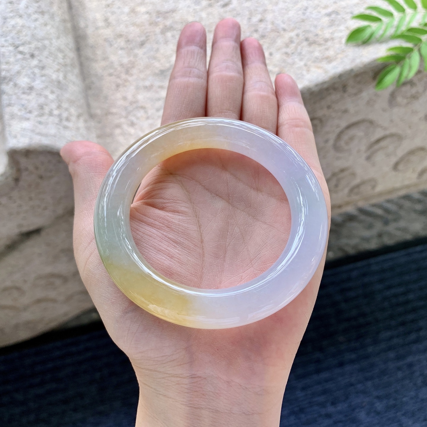 圆条53 54，圈口54.1/10.6/11，编码BA071003，描述冰糯飘黄翡，水润，种老，细腻，有纹线