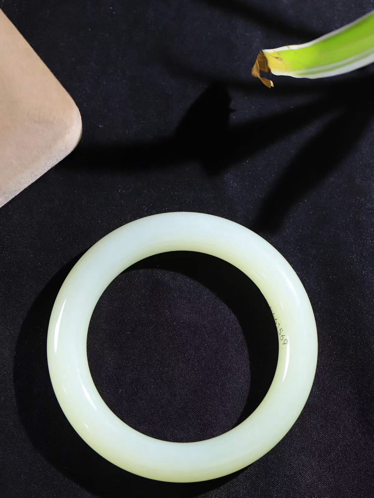 （冬日暖阳.手镯）

精品️和田玉黄口料手镯 质地油润，大气雅致，清风明月潺潺，浮浮洗尽铅华随于心，净于念……重72.68克  内径57mm 尺寸12.3-11.6mm fDy-99602954