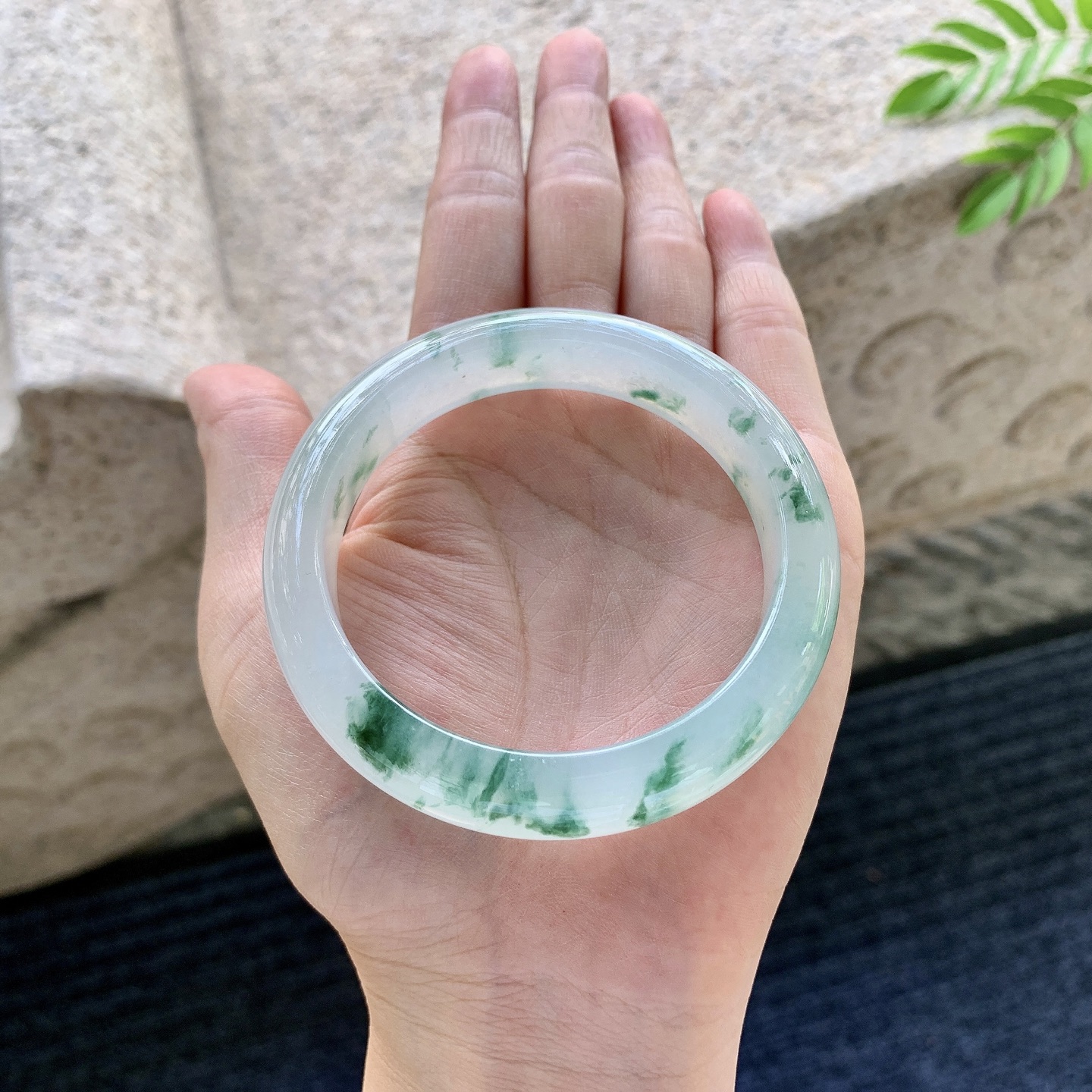 正圈54 55【圈口】55.4/12.7/8.4【编码】BA071004【描述】冰糯飘花，水润，种老，细腻，打灯有棉线