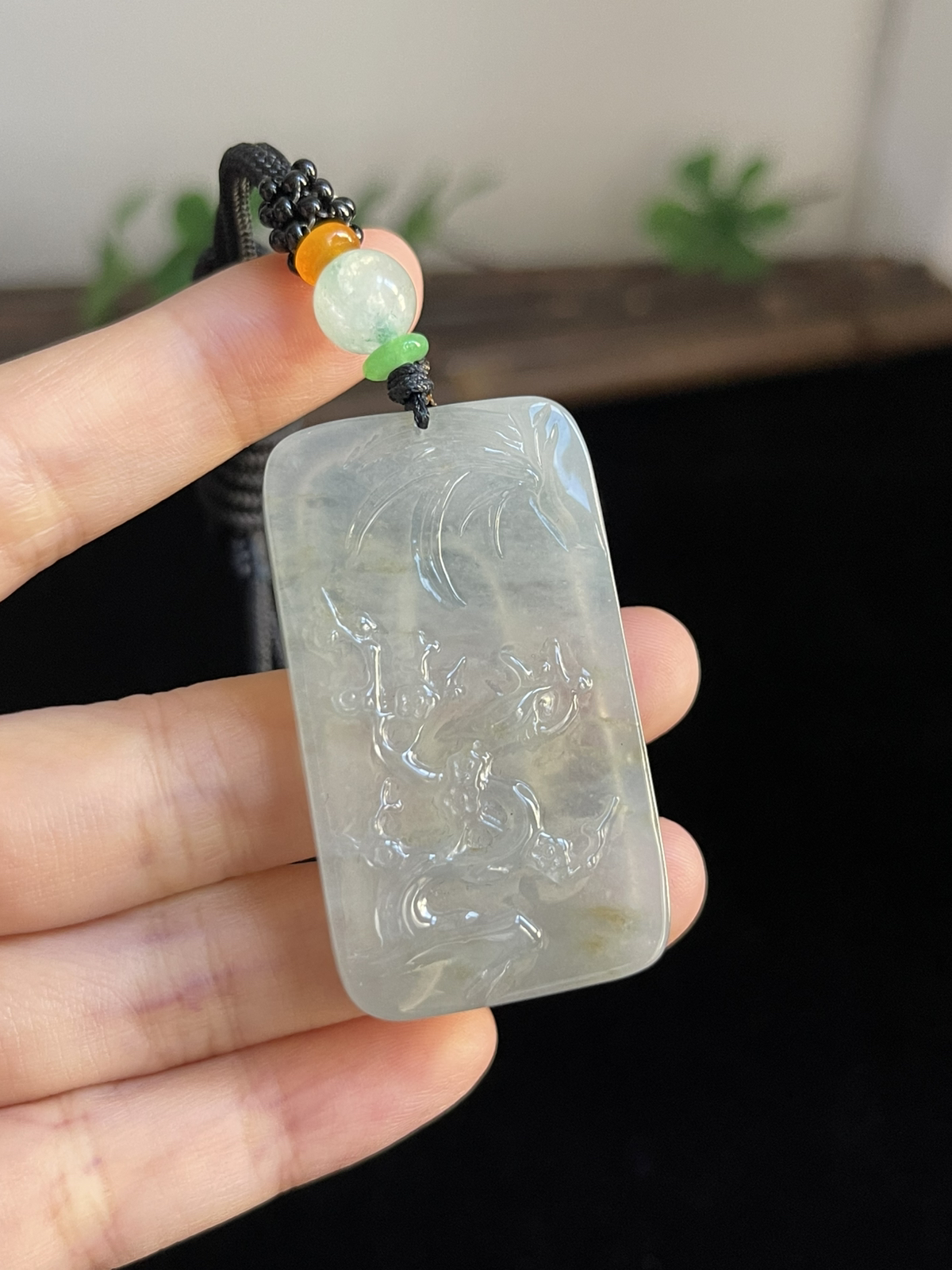 翡翠冰糯种淡黄色吊坠，配珠未测