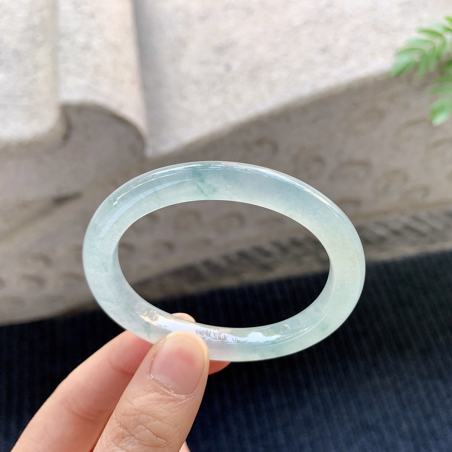 贵妃51 52【圈口】52/43.7/8/7.8【编码】T1070283【描述】冰糯飘花，清透，水润，种老，细腻，无裂