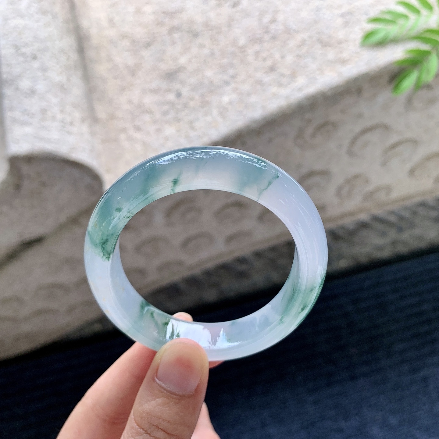 贵妃54 55【圈口】55/48.5/12.2/8【编码】G7071033【描述】冰糯飘花，水润，种老，细腻，无裂