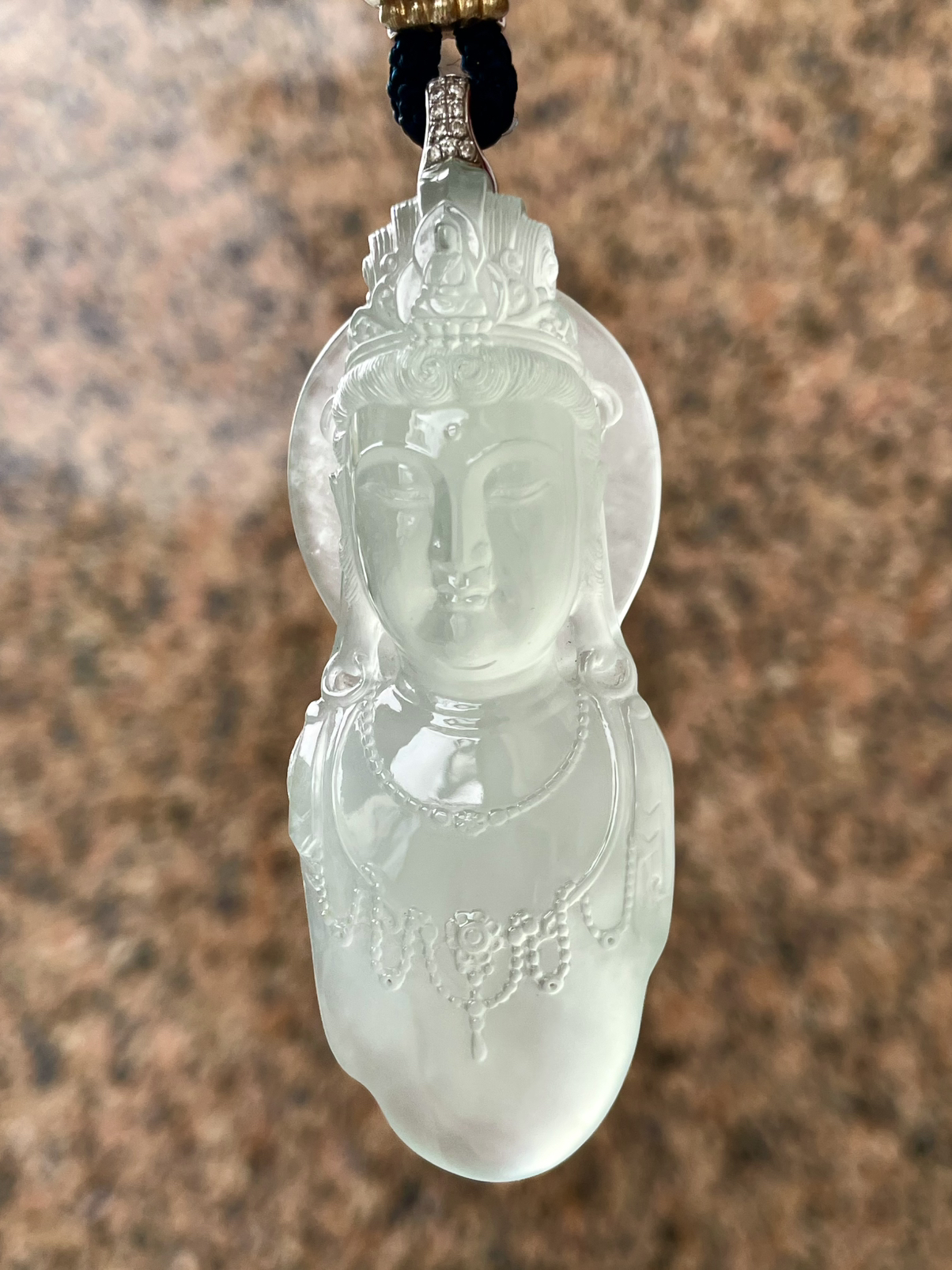 【冰种观音佛头】种水很不错，冰感明显，面部纯净，大件厚装，可以收藏的品质。18k金钻镶嵌，裸石尺寸64.7*25*13.5毫米