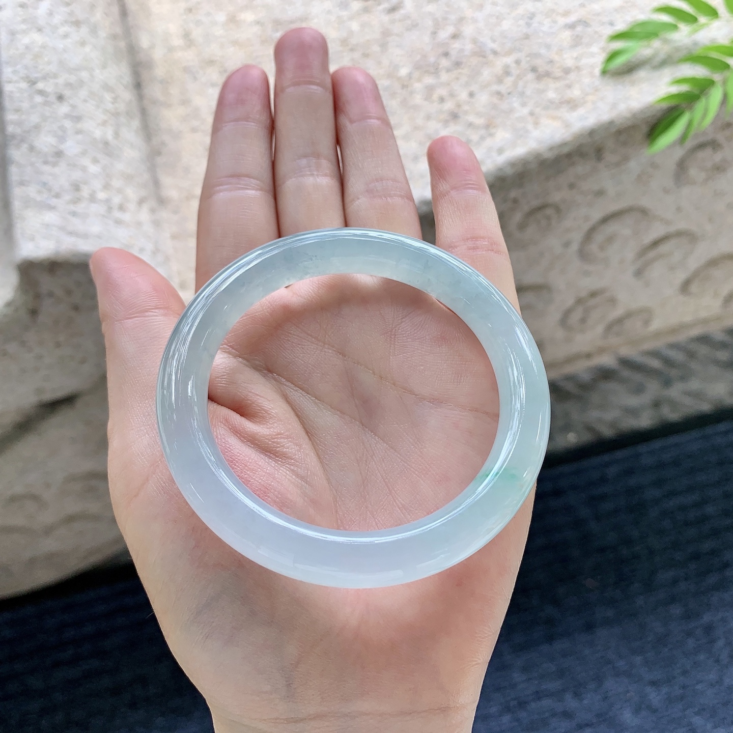 圆条53 54，圈口54.9/9.7/9，编码LX071024，糯冰飘绿，水润，种老，细腻，有纹线