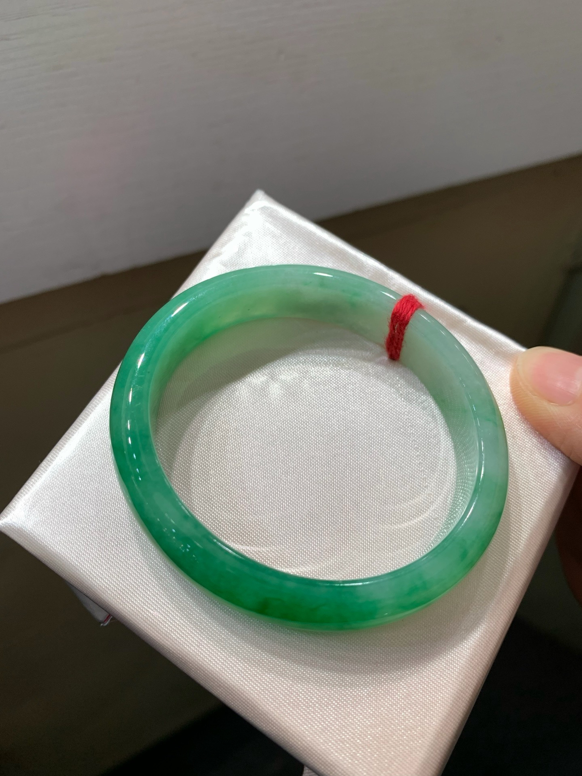 尺寸53.4/12.4/6.9，辣绿贵妃镯
水润细腻 有种有色