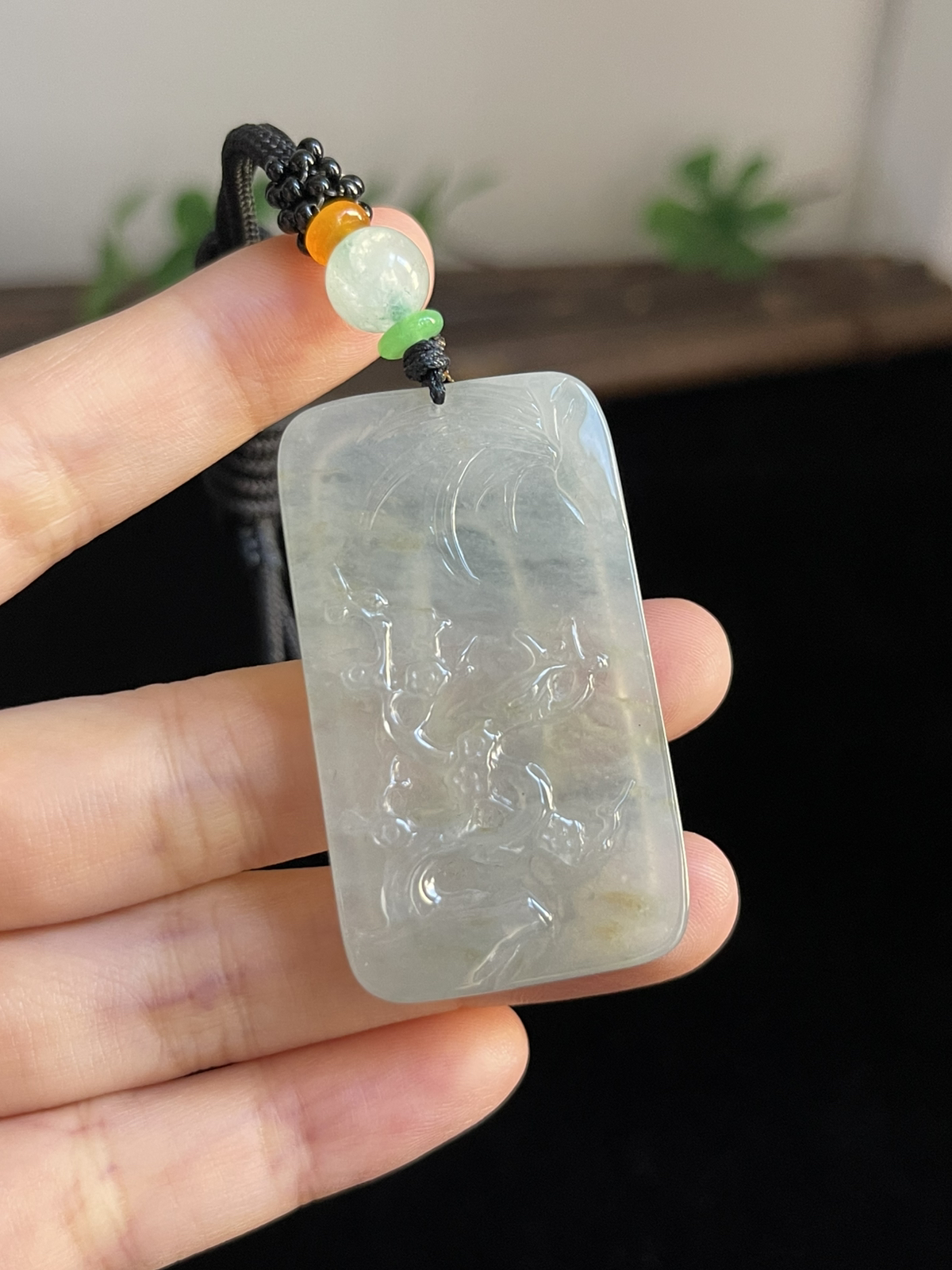 翡翠冰糯种淡黄色吊坠，配珠未测
