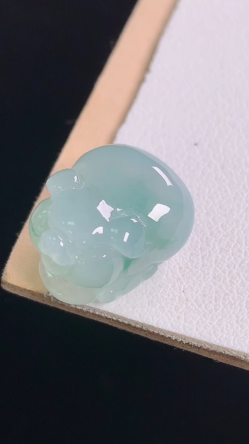 冰飘花小猪，无裂，尺寸:15.8-14.0-10.4mm