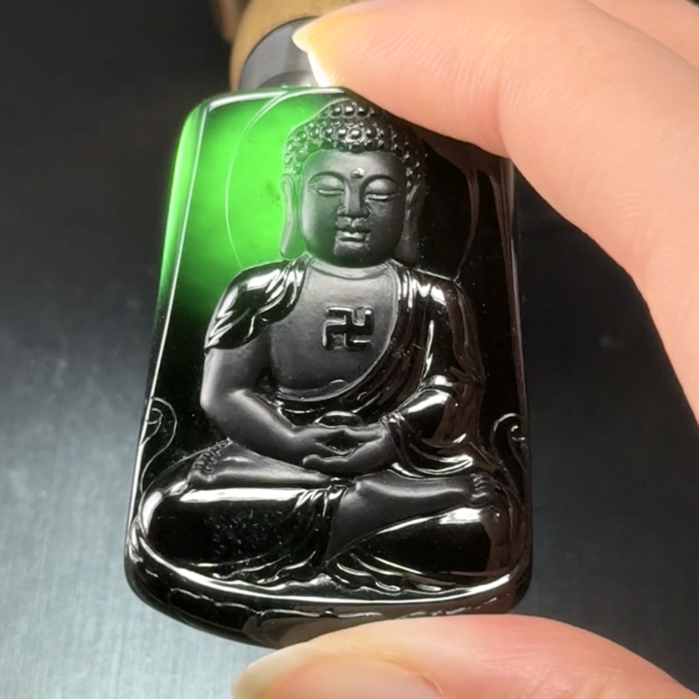 精品墨翠大日如来 种好色正 黑度极好 打灯通透 油性十足 性比超高