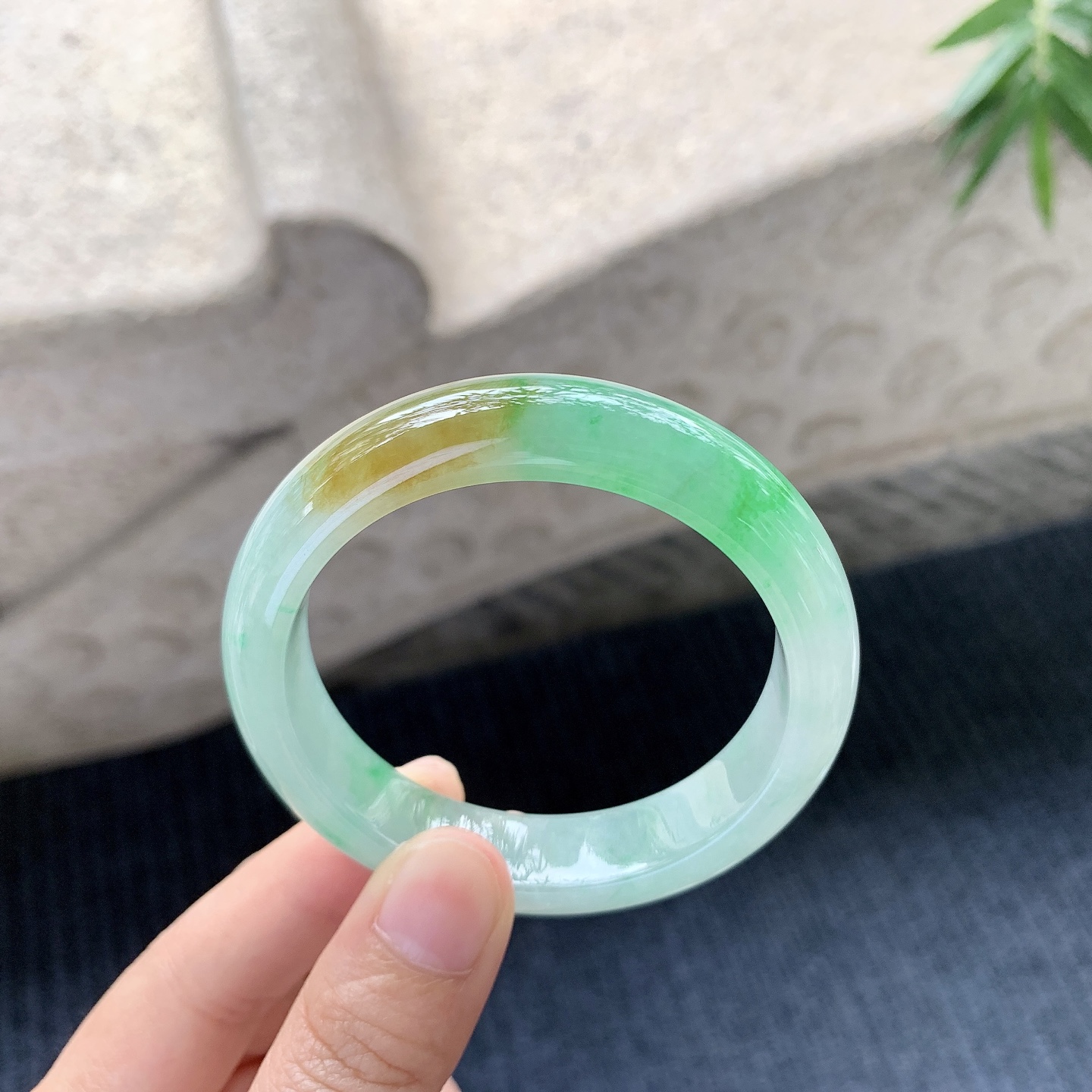正圈51 52【圈口】52/12.5/8【编码】B2070848【描述】冰糯黄加绿，水润，种老，细腻，有棉纹
