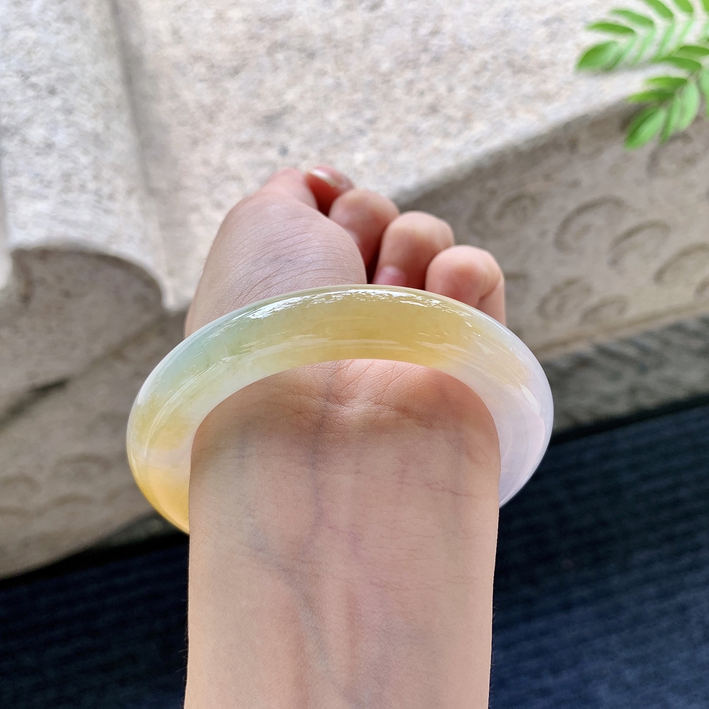 圆条53 54，圈口54.1/10.6/11，编码BA071003，描述冰糯飘黄翡，水润，种老，细腻，有纹线