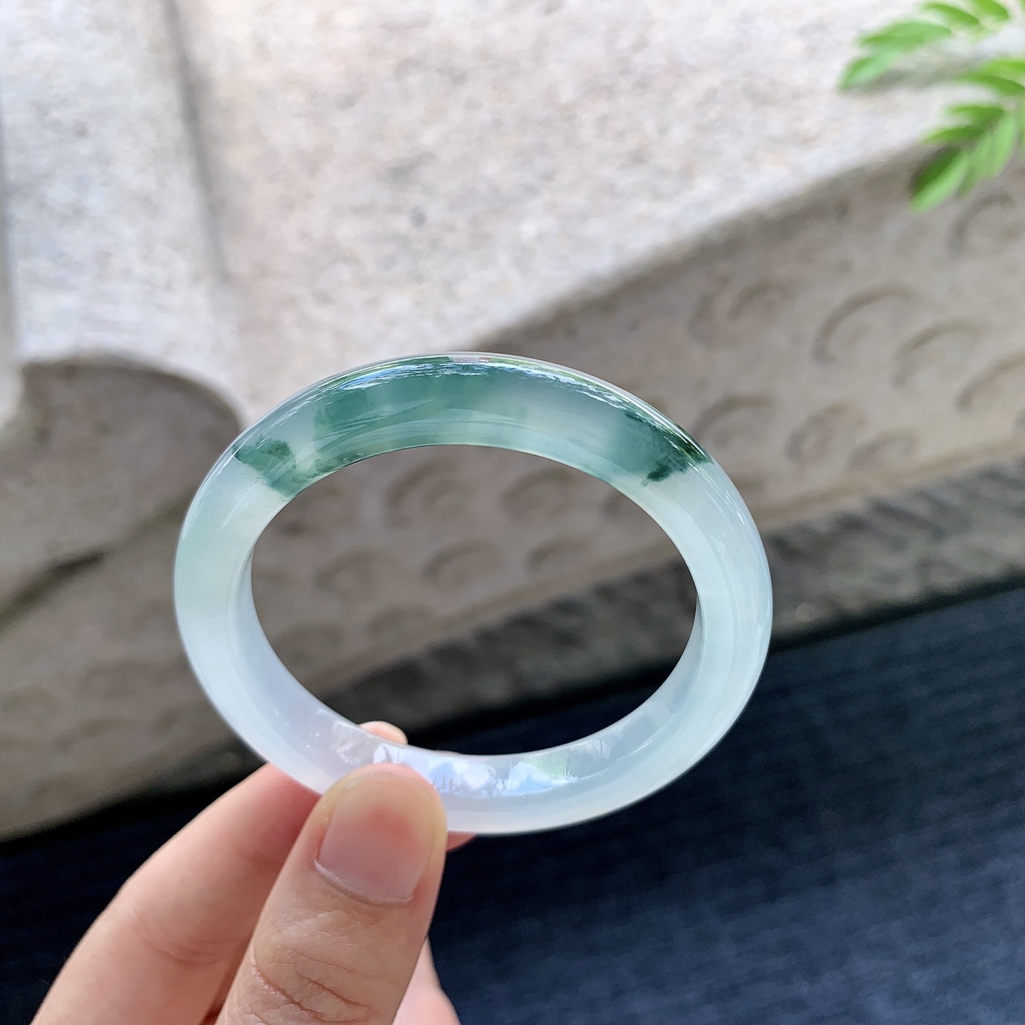 正圈48 49【圈口】49.6/8.9/7.4【编码】C5071029【描述】冰糯飘花，水润，种老，细腻，有絮线