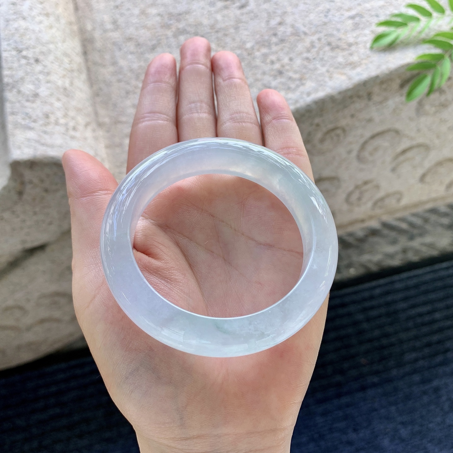 正圈53 54【圈口】54/13/9.2【编码】G7071042【描述】冰糯飘绿，水润，种老，细腻，
