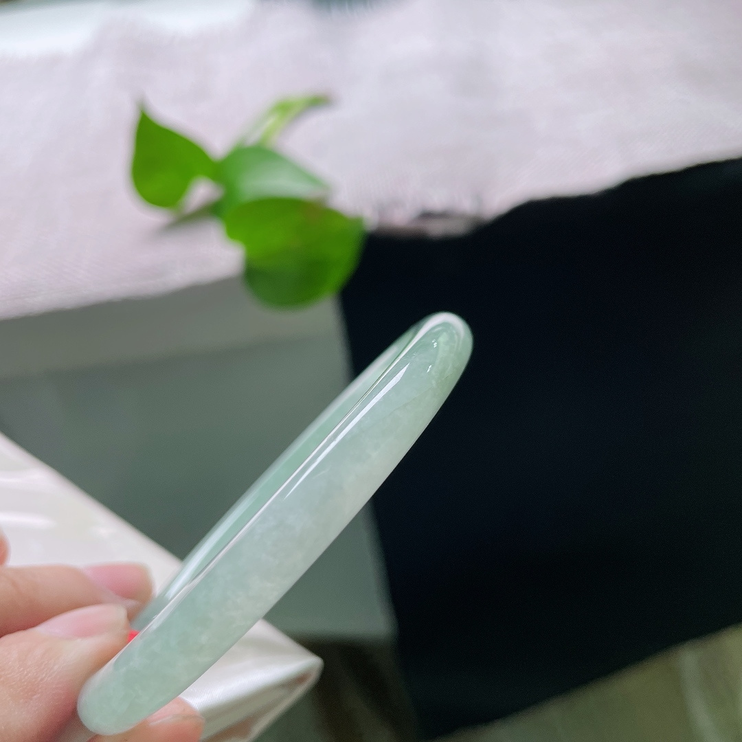 54.7/7.2，冰油圆条，叮当镯，皮纹，水光澄澈上手冰爽，清透素雅自带凉意。ss55874a。
