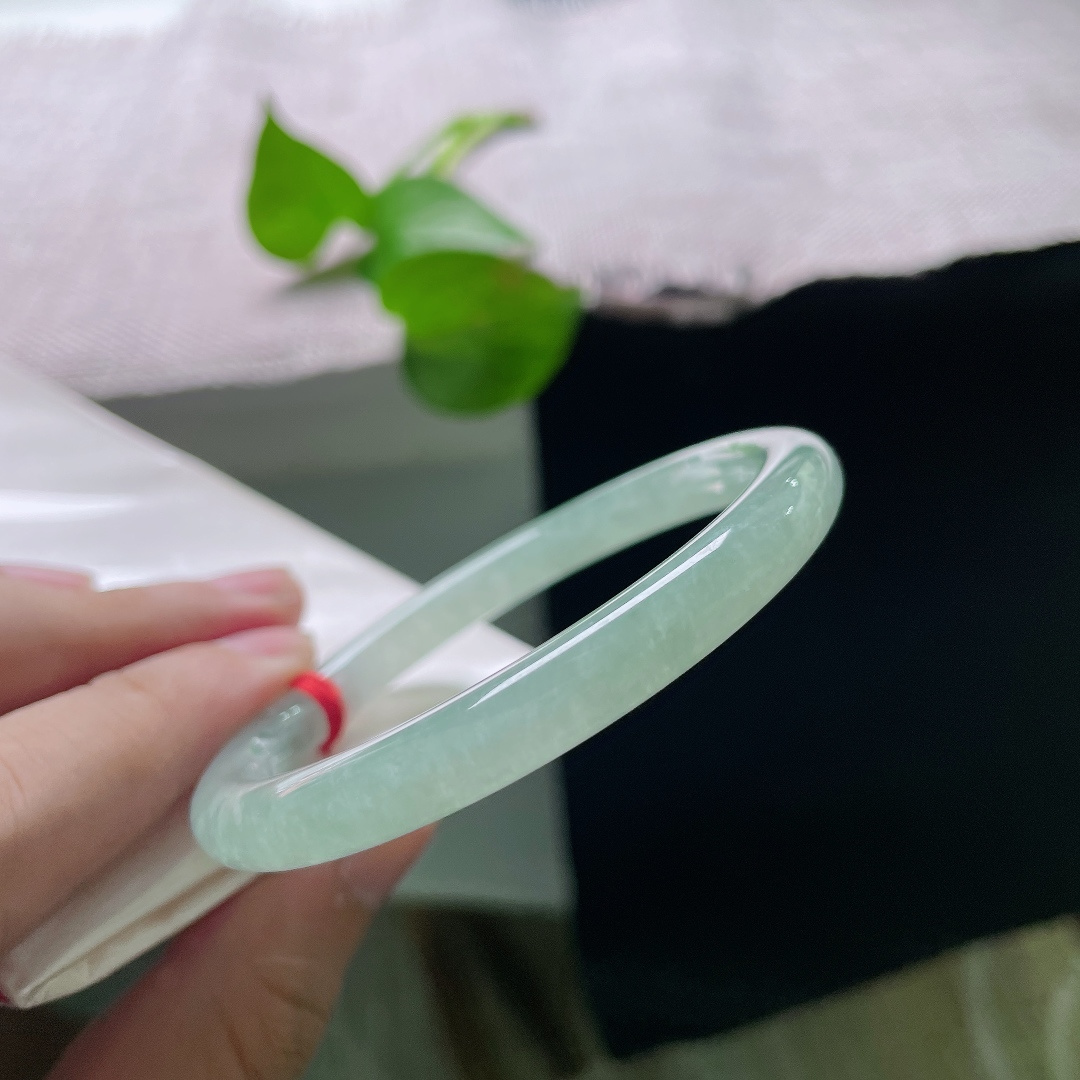 54.7/7.2，冰油圆条，叮当镯，皮纹，水光澄澈上手冰爽，清透素雅自带凉意。ss55874a。