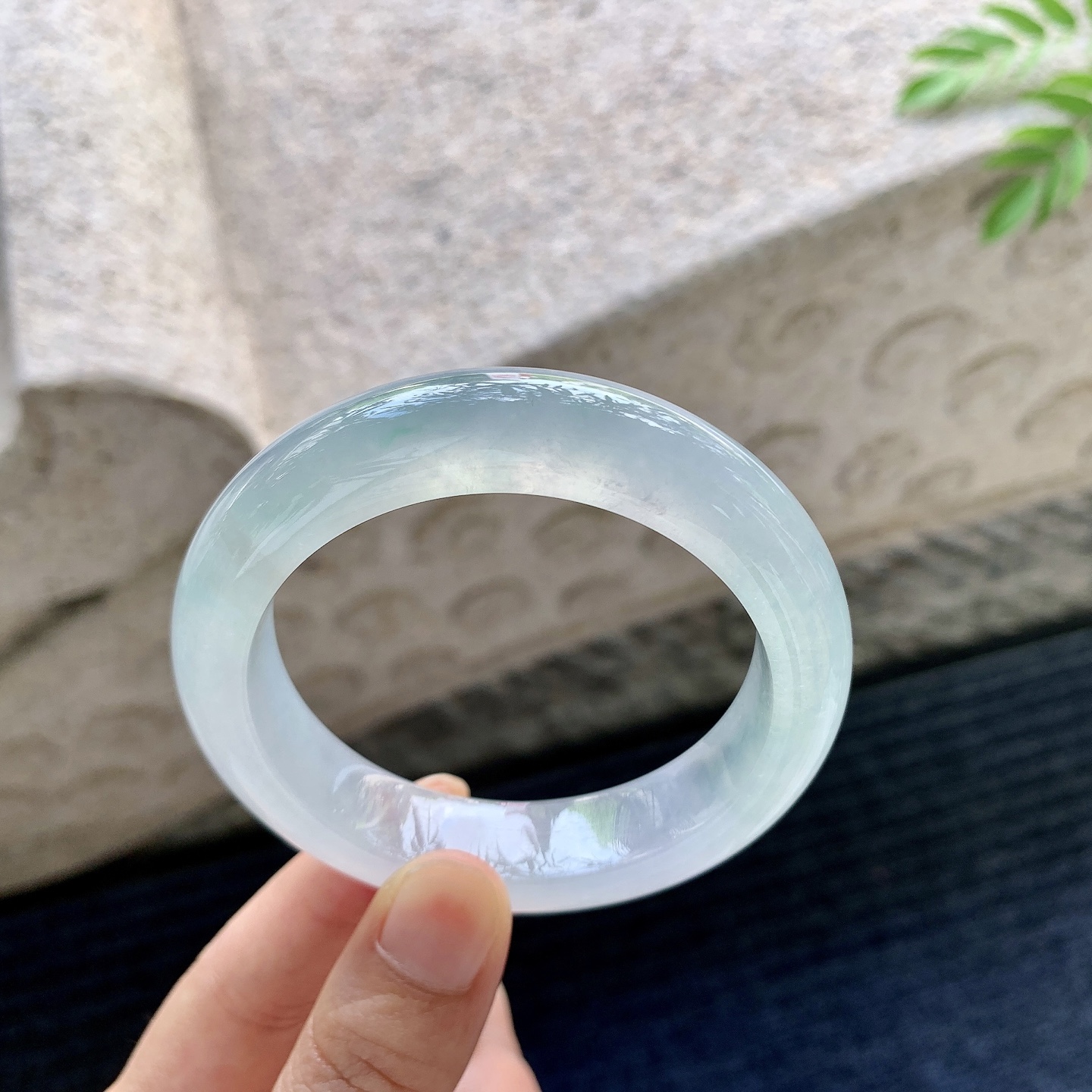 正圈53 54【圈口】54/13/9.2【编码】G7071042【描述】冰糯飘绿，水润，种老，细腻，打灯有棉线