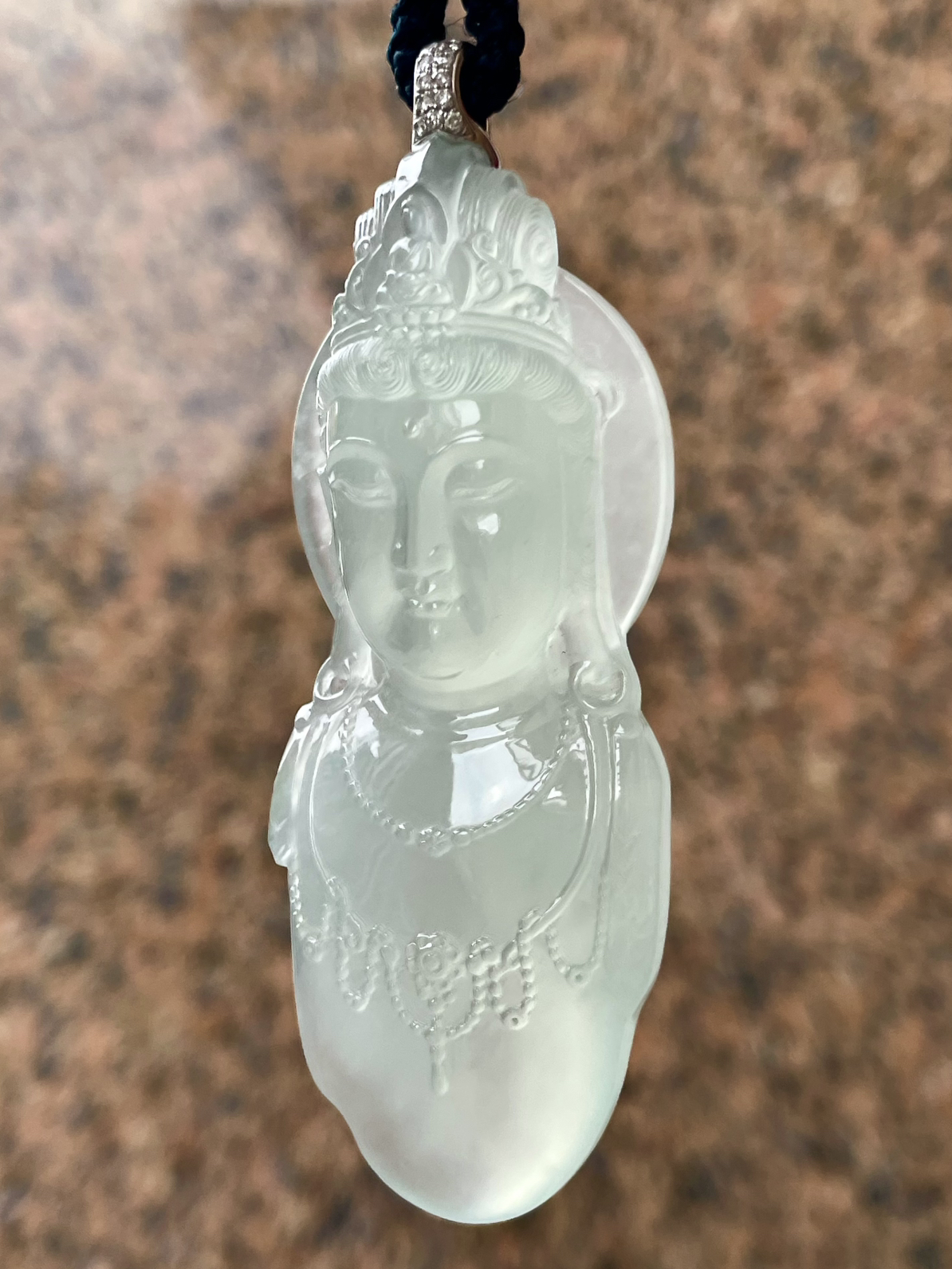 【冰种观音佛头】种水很不错，冰感明显，面部纯净，大件厚装，可以收藏的品质。18k金钻镶嵌，裸石尺寸64.7*25*13.5毫米