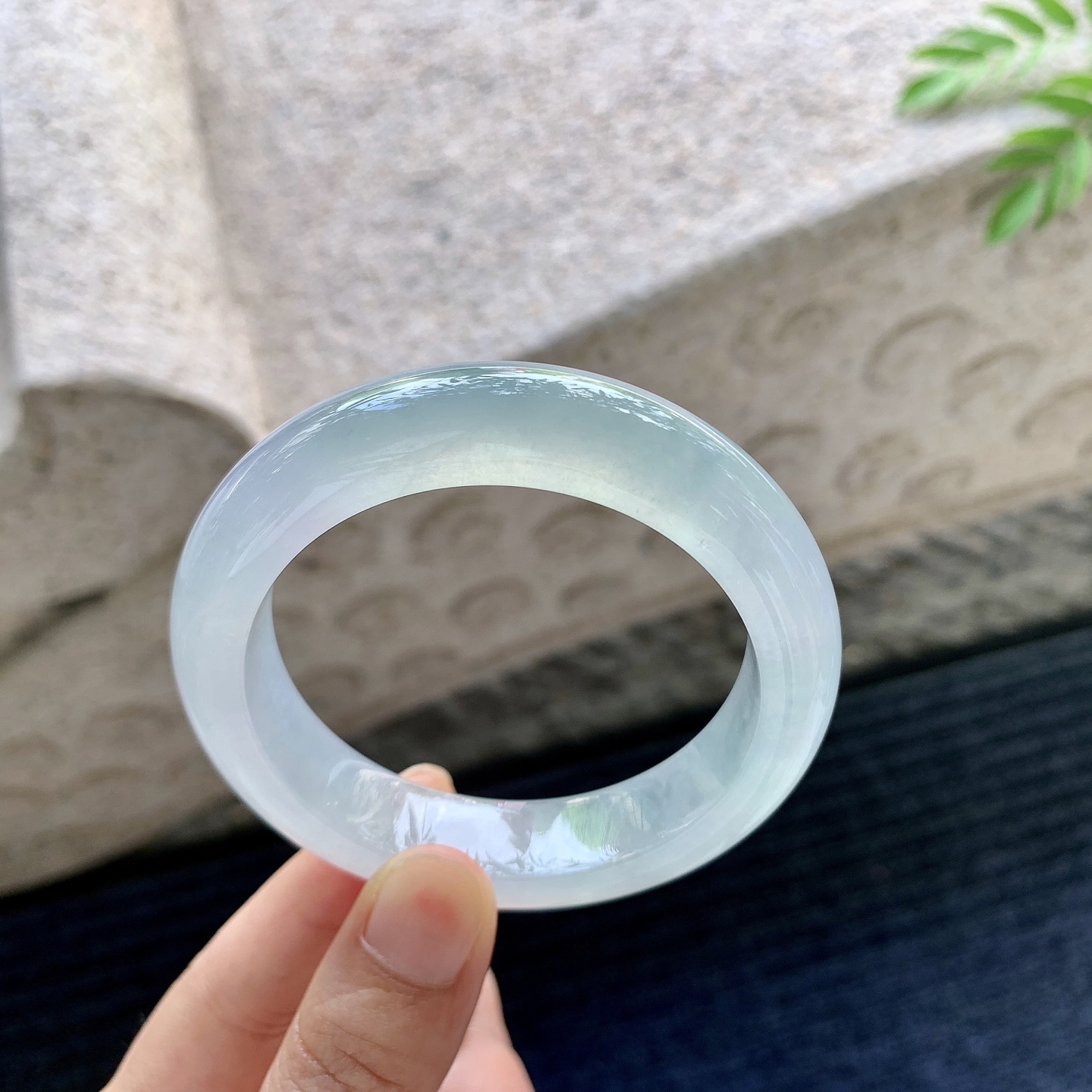 正圈53 54【圈口】54/13/9.2【编码】G7071042【描述】冰糯飘绿，水润，种老，细腻，打灯有棉线