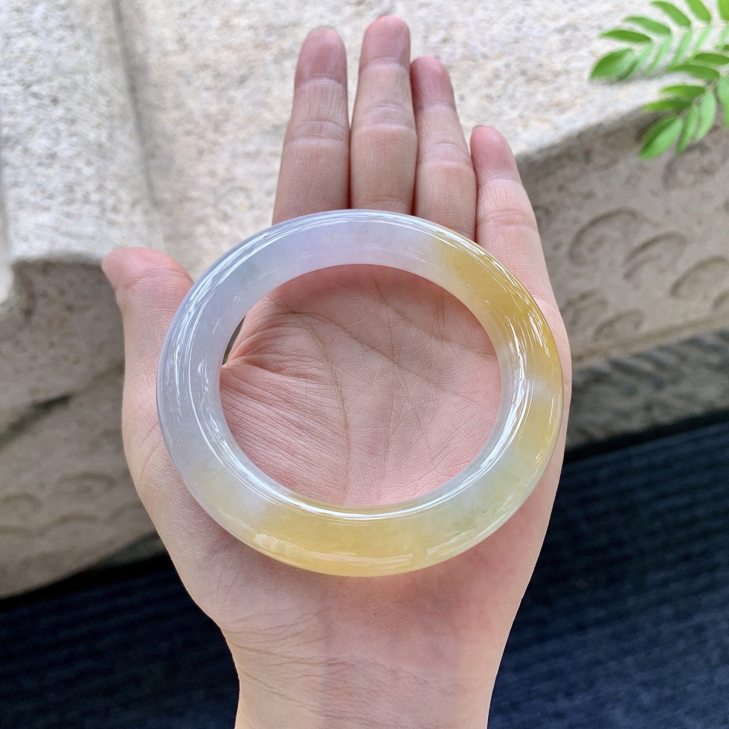圆条53 54，圈口54.1/10.6/11，编码BA071003，描述冰糯飘黄翡，水润，种老，细腻，有纹线