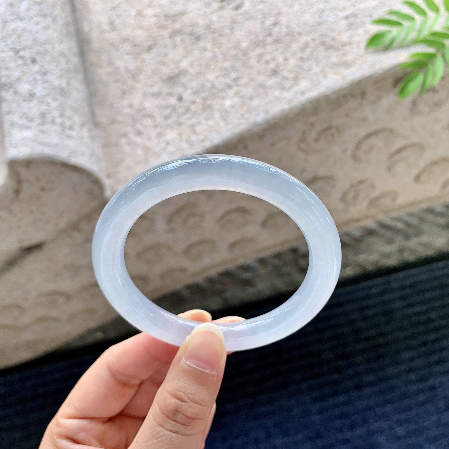 圆条53 54【圈口】54.8/9/8.8【编码】C11071035【描述】冰糯底色，水润，种老，细腻，无裂