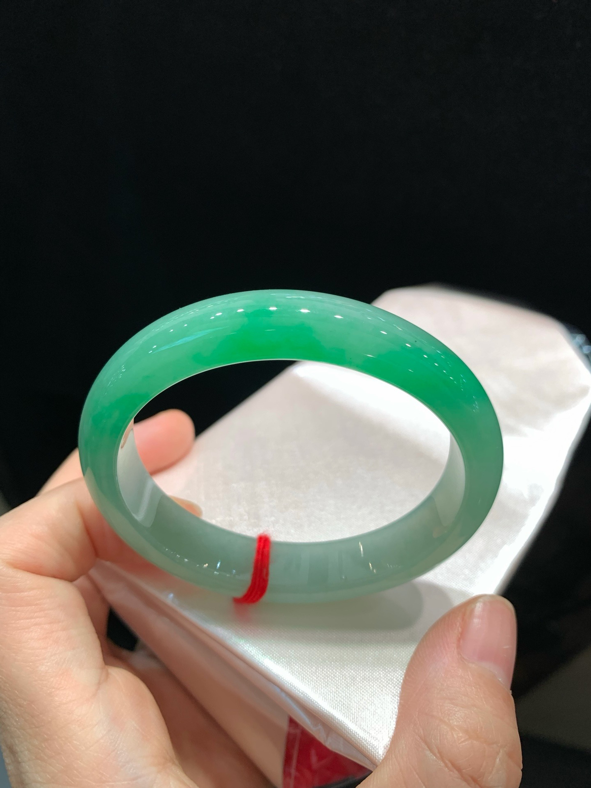 尺寸53.3/12.1/7.3，带色贵妃手镯
水润细腻 有种有色