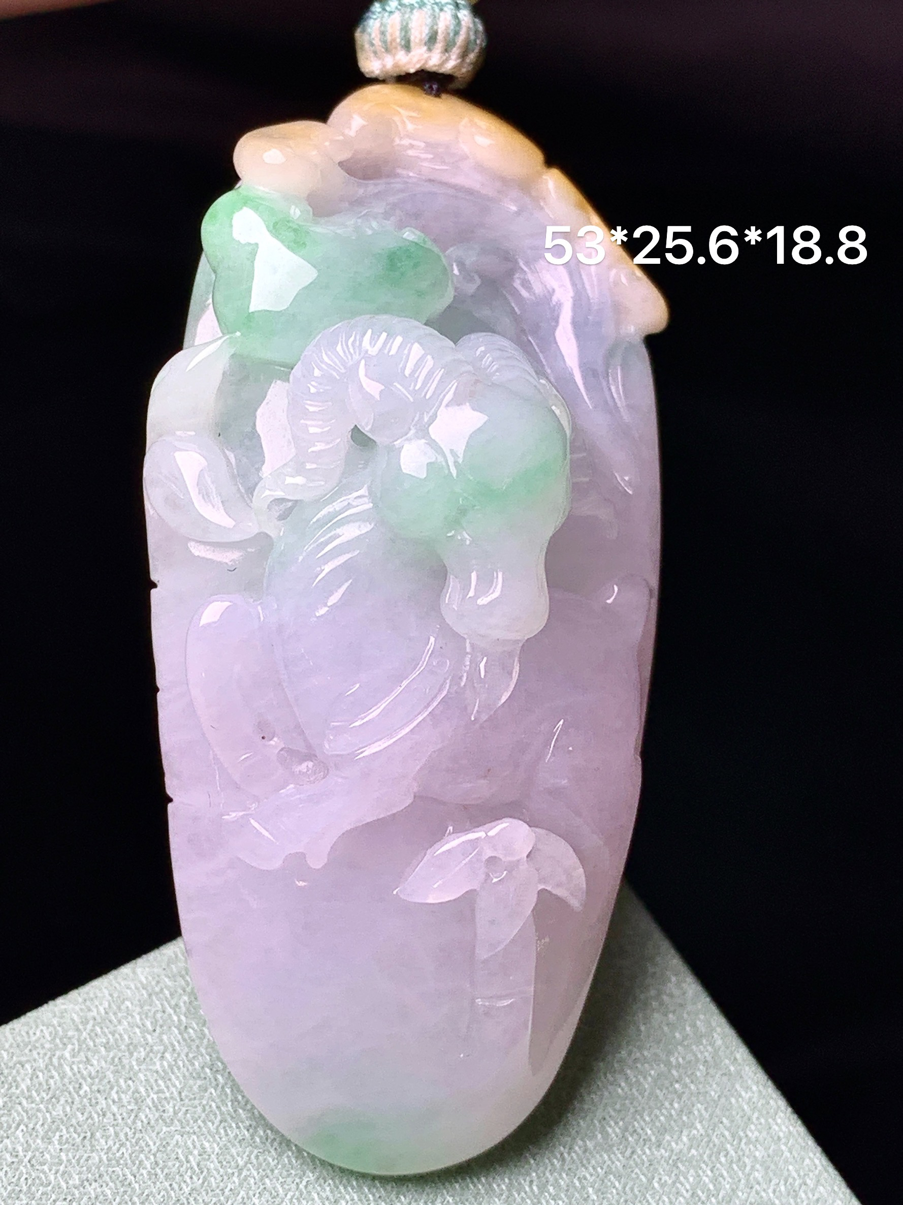 淡春彩羊牌吊坠 玉质细腻 色泽艳丽清新 整体尺寸53*25.6*18.8 A5