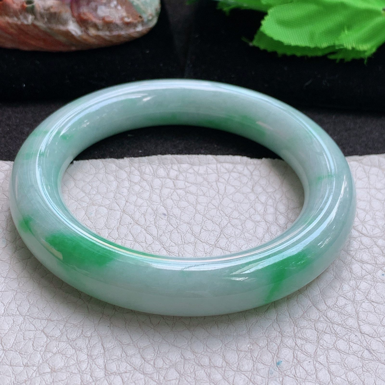 js实拍57*12胖圆镯 缅甸翡翠a货玉手镯高品质飘绿大气圆条玉手环