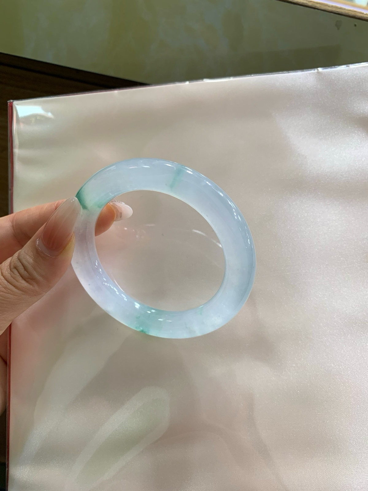 冰飘花圆条
圈口55.5-10.7-11.6，冰透起光，性价比高