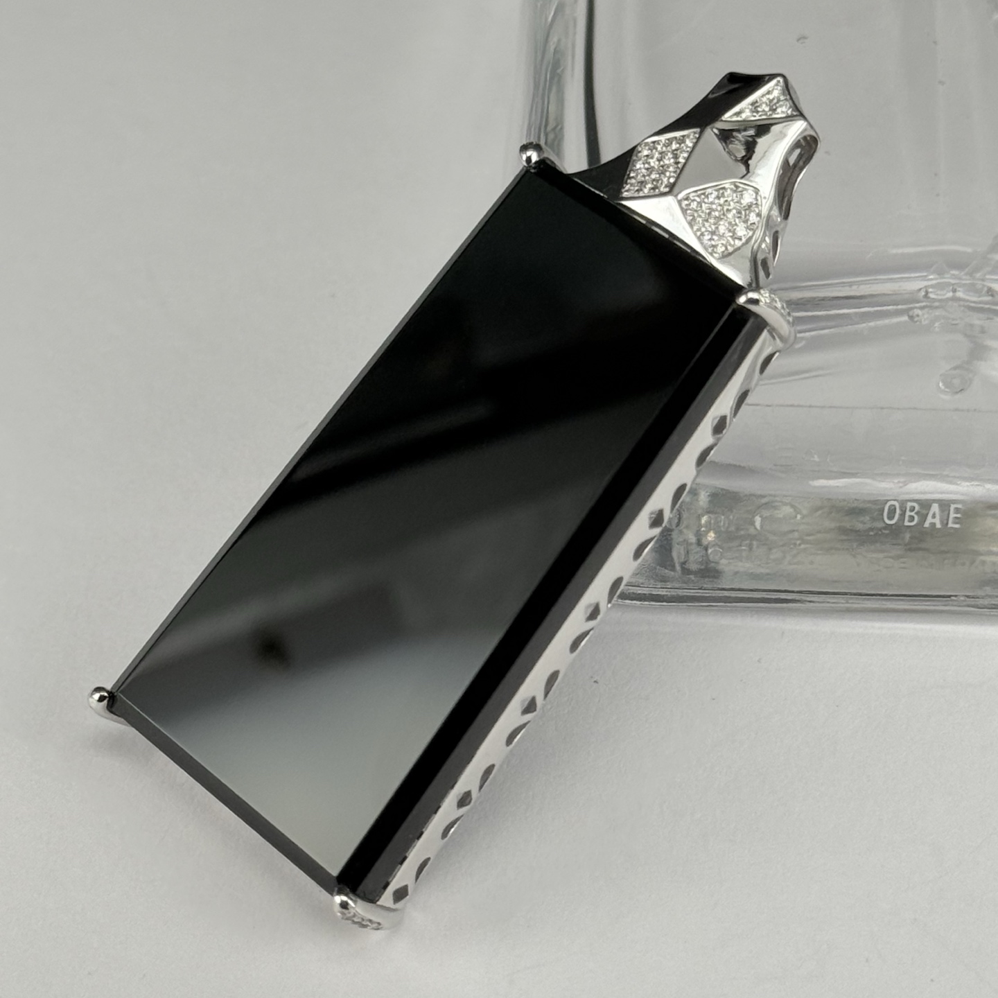 精品18k墨翠无事牌 种好色正 黑度极好 打灯通透 油性十足，58.3-25-8.2