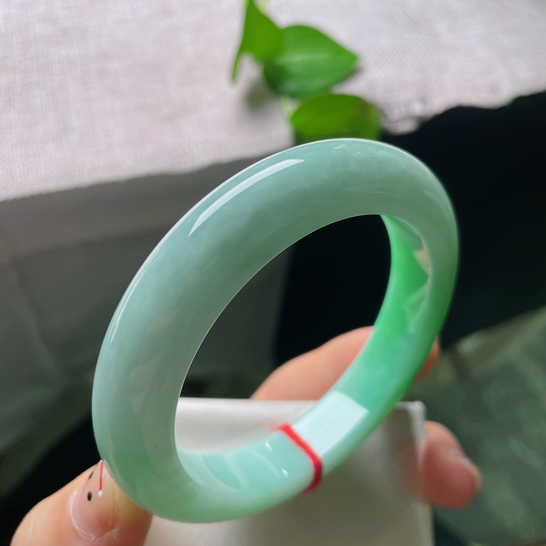 57/12.8/10.1，飘绿正圈，无裂，胶润玉底澄澈清爽，一截鲜翠沁透镯身，上手顺滑冰凉，自带沁人心脾的清爽舒适感。ss55908a。