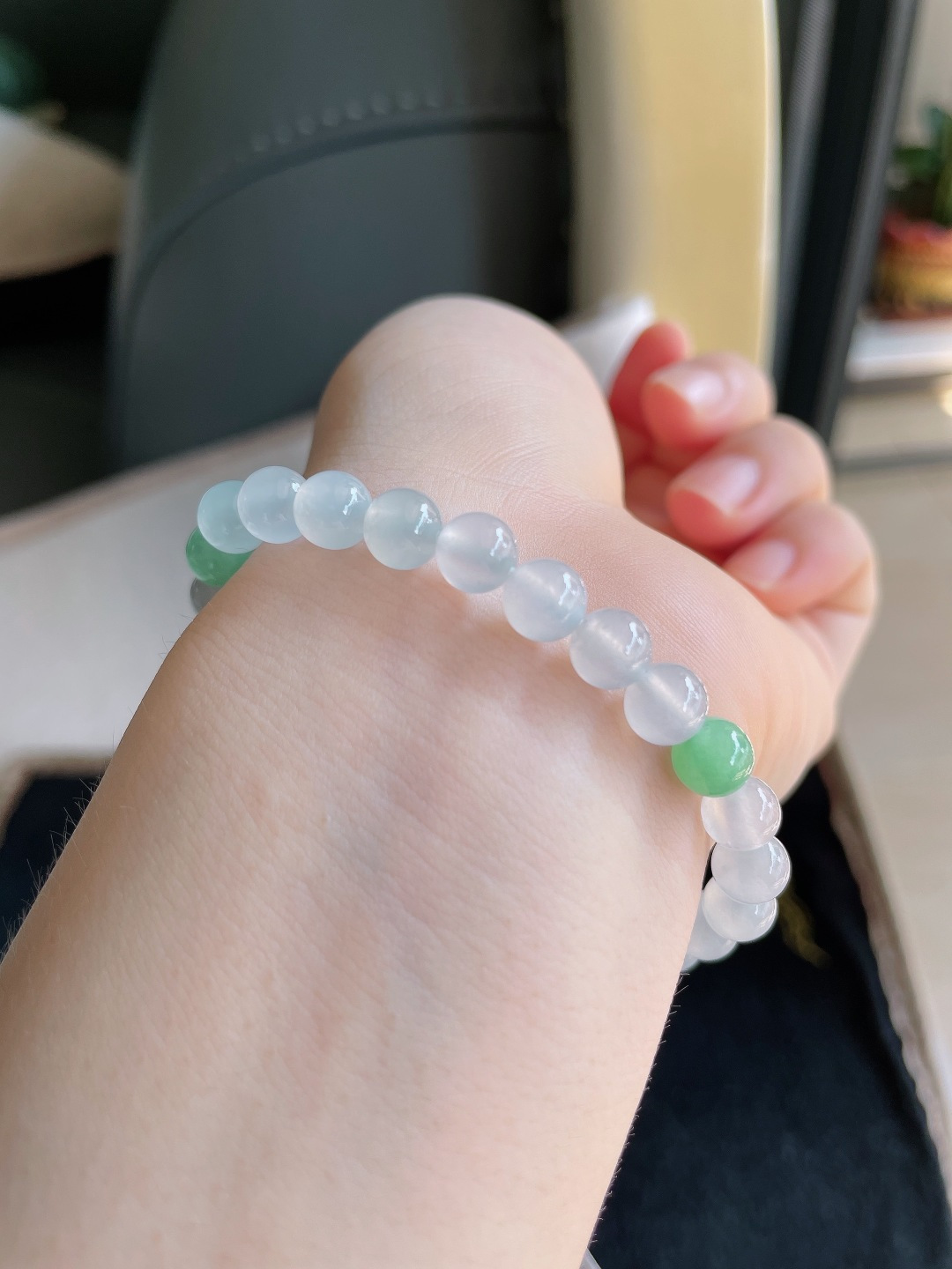 缅甸天然翡翠A货，冰种双彩手串，尺寸：6.8mm。【编3464】