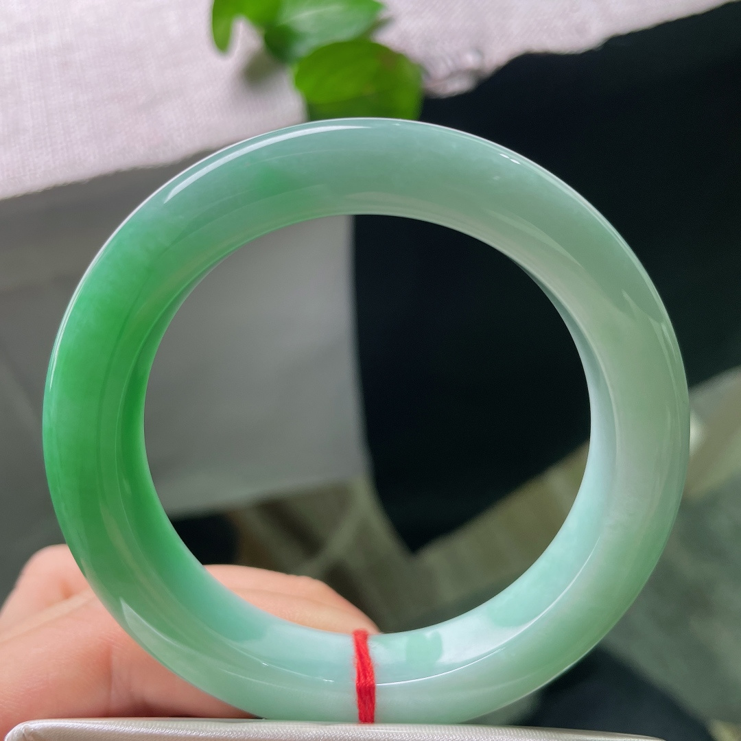 57/12.8/10.1，飘绿正圈，无裂，胶润玉底澄澈清爽，一截鲜翠沁透镯身，上手顺滑冰凉，自带沁人心脾的清爽舒适感。ss55908a。