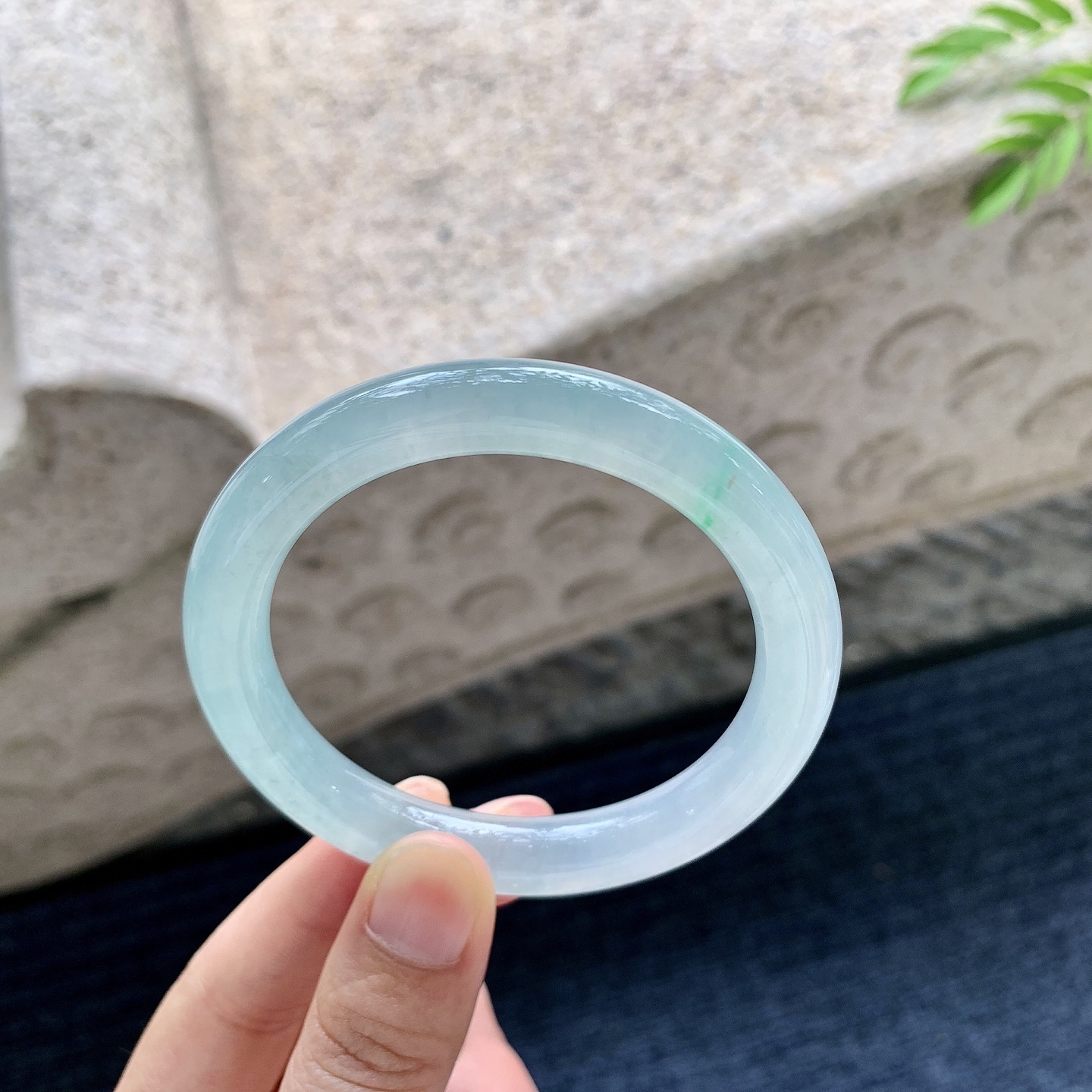圆条53 54，圈口54.9/9.7/9，编码LX071024，糯冰飘绿，水润，种老，细腻，有纹线