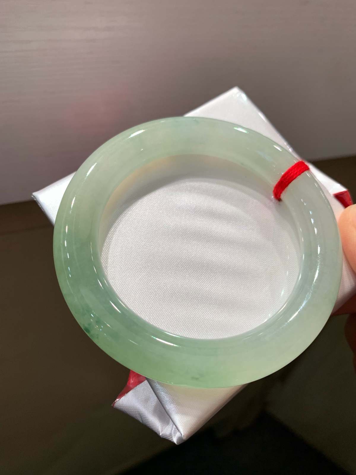 尺寸55.9/10.9/11.1，冰飘花圆条手镯
水润细腻 清新甜美