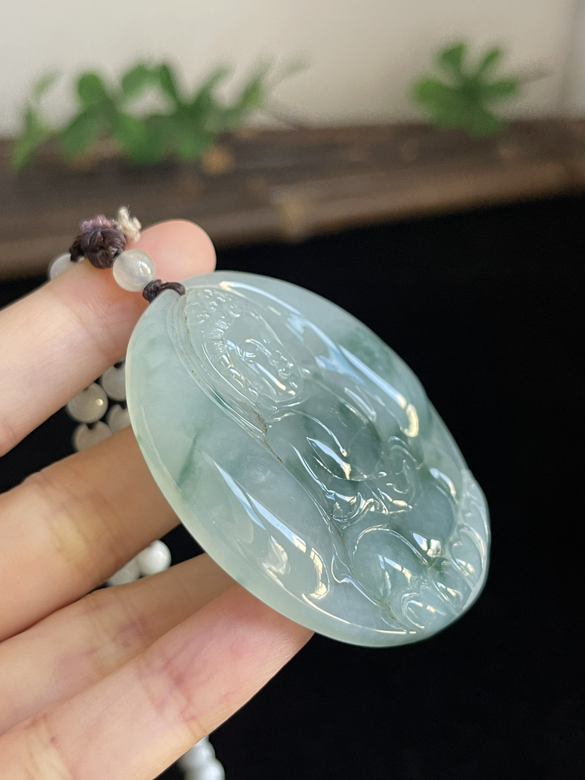 翡翠糯化种飘绿吊坠，配珠未测