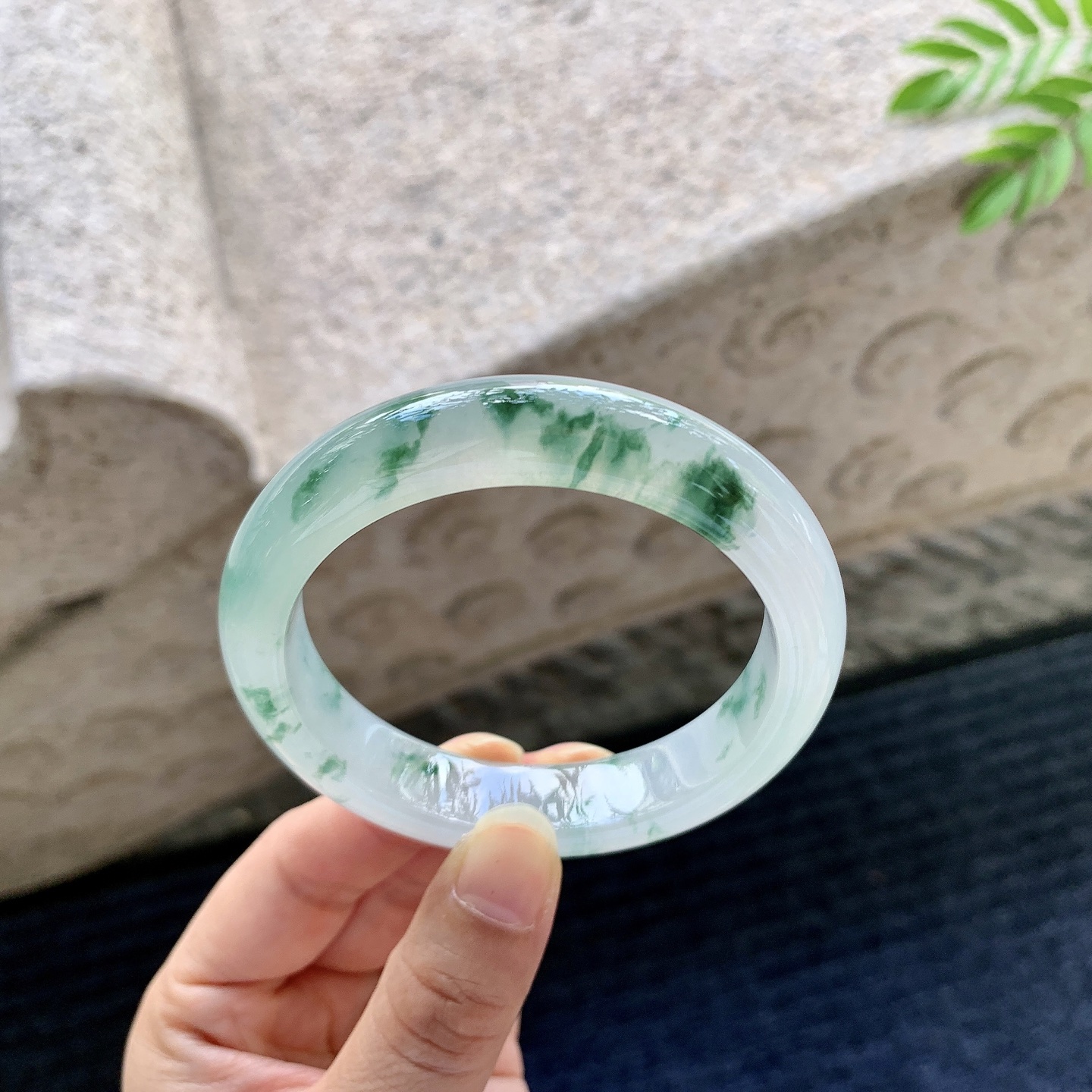 正圈54 55【圈口】55.4/12.7/8.4【编码】BA071004【描述】冰糯飘花，水润，种老，细腻，打灯有棉线