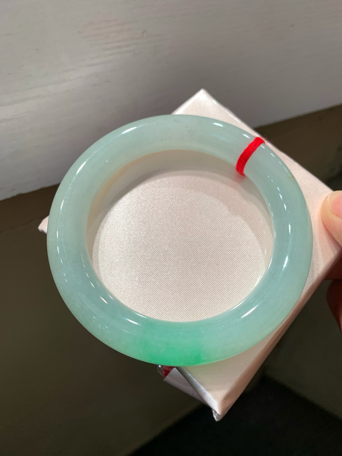 尺寸58.3/12.1，冰种圆条带色手镯
水润细腻 种老
