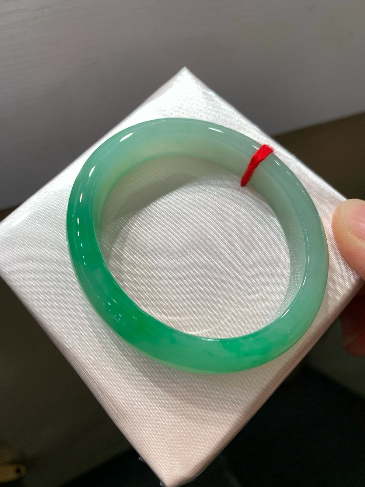 尺寸53.3/12.1/7.3，带色贵妃手镯
水润细腻 有种有色