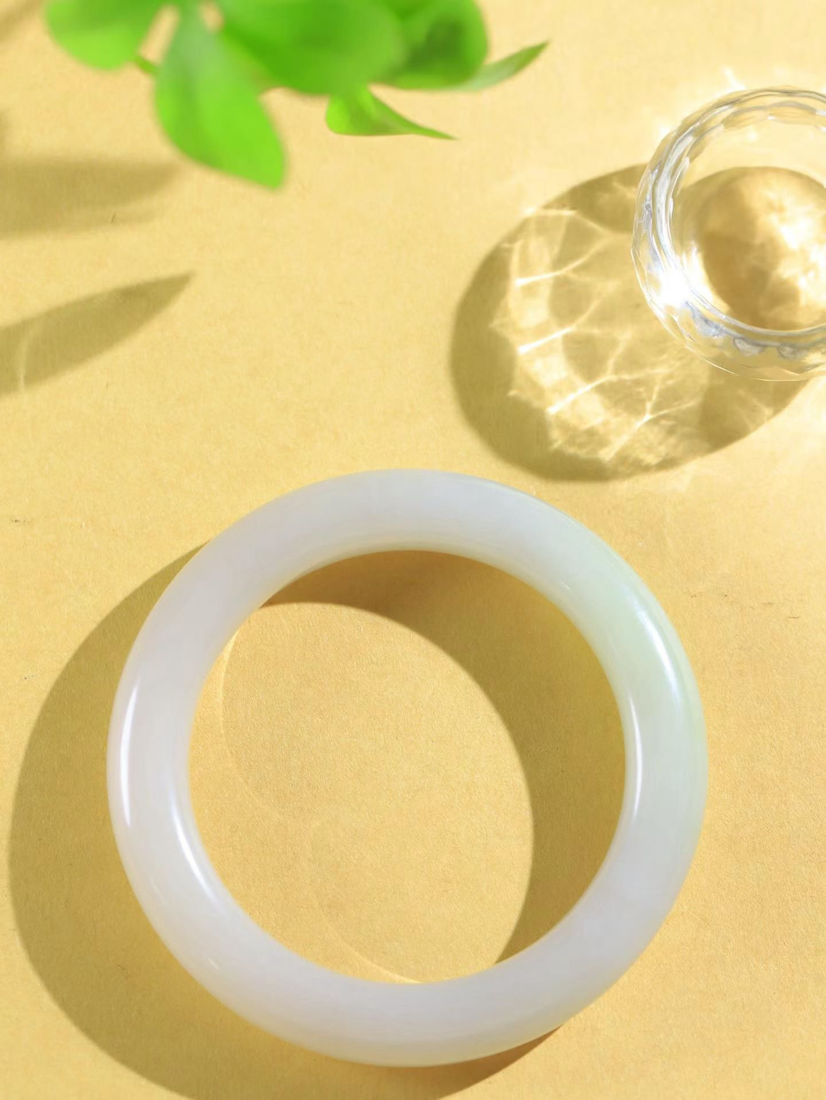 【翠色怡人.手镯】

精品和田玉翠青手镯，精品超级美镯，玉质细腻饱满，️温润脂香，仙雾缥缈，怡静如画，意蕴十足～，戴于腕间，神秘与高贵并存，给人以出尘的风雅，优美脱俗，气质非凡。重64.41克 内径57mm尺寸11.5-10.7mm 19602900y