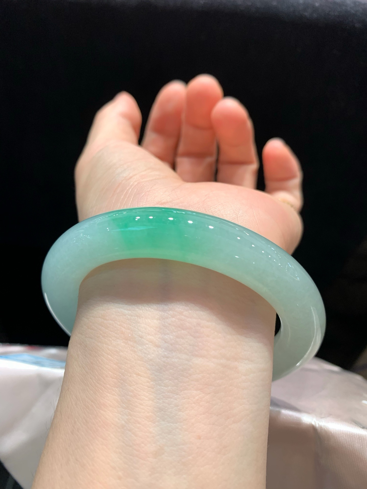 尺寸58.3/12.1，冰种圆条带色手镯
水润细腻 种老