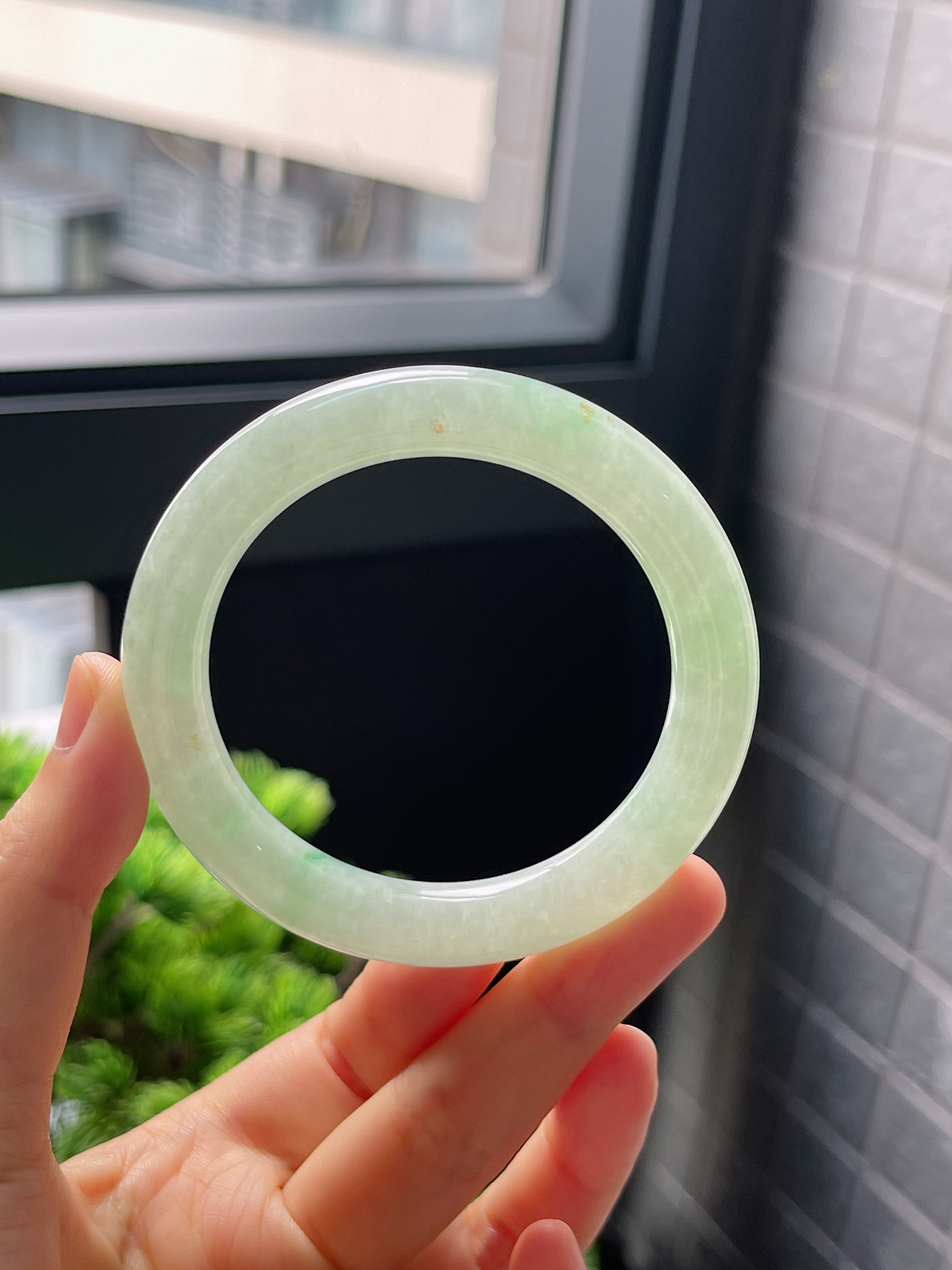 52.8，冰糯种浅绿色翡翠圆条手镯