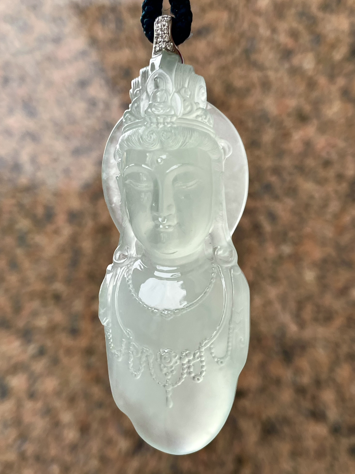 【冰种观音佛头】种水很不错，冰感明显，面部纯净，大件厚装，可以收藏的品质。18k金钻镶嵌，裸石尺寸64.7*25*13.5毫米
